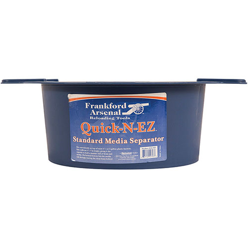 Frankford Arsenal Quick-n-EZ Standard Media Separator istuu kätevästi 3 1/2 tai 5 gallonan ämpärin päällä, ja sen perforoitu pohja erottaa puhtaan brassin ja median.
