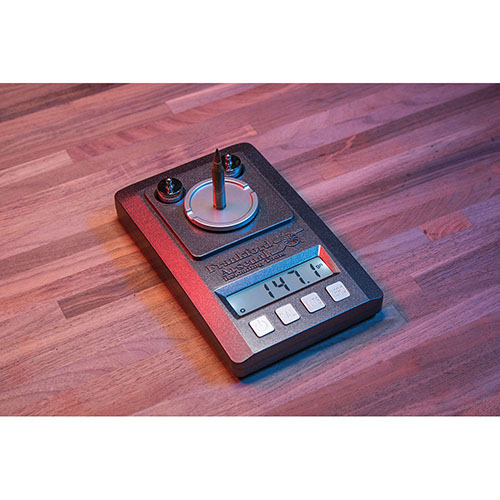 Frankford Arsenal® Platinum Series Precision Scale tarjoaa äärimmäistä tarkkuutta jauheen, kuulan ja patruunan mittaamiseen, 1500 grain / 100 gram kapasiteetilla.
