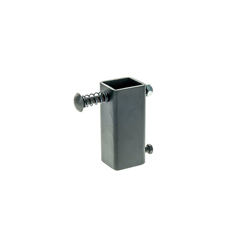 Caldwell T-Post Plate Hanger on teräksinen lisävaruste, joka mahdollistaa Caldwell AR500 teräksisten maalejen ripustamisen helposti T-postiin ampumaradalla.