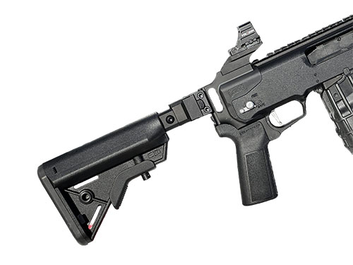 Mossberg 590R Folding Stock tarjoaa erinomaisen mukautettavuuden ja kompaktin muotoilun, mikä parantaa ampuma-asennetta ja kuljetettavuutta.