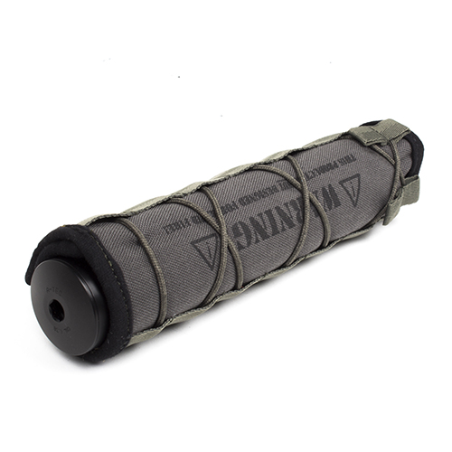 ULFHEDNAR Suppressor Cover suojaa äänenvaimenninta kuumuuden vääristymältä ja naarmuilta, on kestävä, helppo asentaa ja parantaa ulkonäköä.