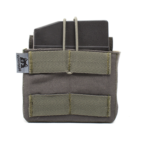ULFHEDNAR Universal Magazine Pocket on kestävä Cordura-materiaalista valmistettu, säädettävä tasku 1-2 pitkälle kivääripatruunalle, jossa Molle-kiinnitys.