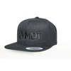 MDT:n musta snapback-lippalakki, jossa on MDT-logo edessä, on personoitavissa ja sopii kaikille päille. Täydellinen lisävaruste ampumaharrastajalle!