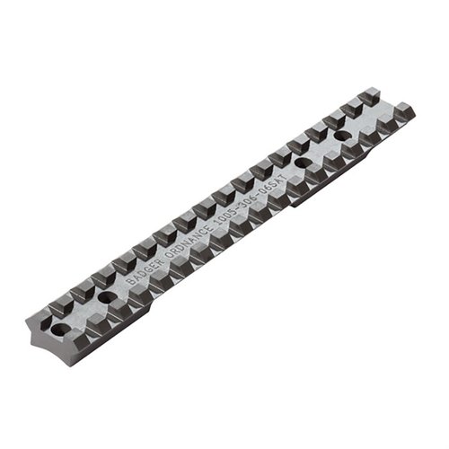 Badger Ordnancen Savage Short Action Scope Rail (AccuTrigger) tarjoaa kestävän teräspohjan 20 MOA kallistuksella, yhteensopivan MIL-STD 1913 Picatinny -liitännällä.