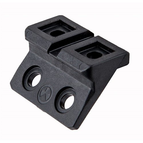 M-LOK Offset Light Mount tarjoaa ambidextraalisen alustan asevalojen kiinnittämiseen 11 ja 1 o'clock -asentoihin, valmistettu kestävästä polymerista.