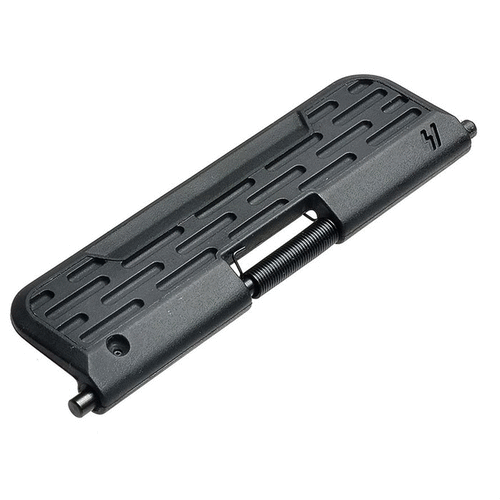 AR-15 Enhanced Ultimate Dust Cover on valmistettu kestävästä korkean tiheyden polymerista, ja siinä on säädettävä detent-setti, joka parantaa toimivuutta.