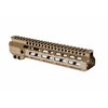 Midwest Industriesin Combat M-LOK Rail Handguard tarjoaa täysin vapaan muotoilun, seitsemän M-LOK-kiinnityspistettä ja jatkuvan Picatinny-raudan optiikoille.
