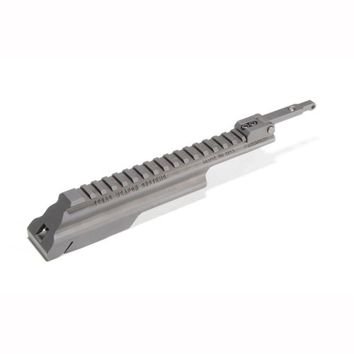 Texas Weapon Systemsin Gen 3 Dog Leg Scope Rail tarjoaa turvallisen alustan punapisteen tai kiikarin kiinnittämiseen, helppo asennus ja irrotus.