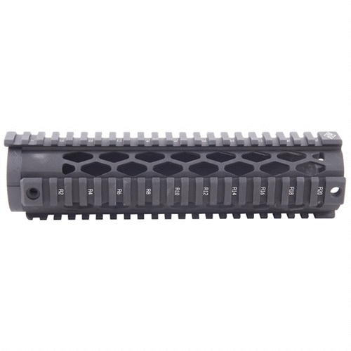 AR-15 Diamond Pattern Free Float Handguards tarjoavat erinomaisen ilmanvaihdon, kevyen rakenteen ja neljä Picatinny-rautaa taktisten lisävarusteiden kiinnittämiseen.