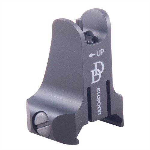 Kevyt ja kestävä AR-15 FIXED BACKUP FRONT SIGHT tarjoaa luotettavan vaihtoehdon, kun pääoptiikka epäonnistuu, ja se on helposti asennettavissa MIL-STD 1913 -raiteelle.