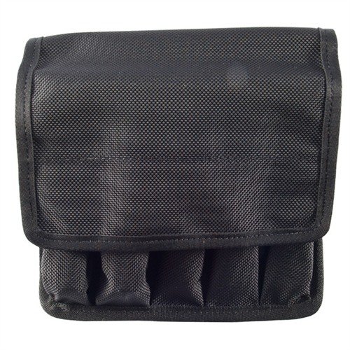Kestävä Cordura®-nylonpussi pitää varamagasiini paikoillaan 90° kulmassa, mahdollistaen nopean pääsyn ja optimaalisen vyötilan hyödyntämisen.