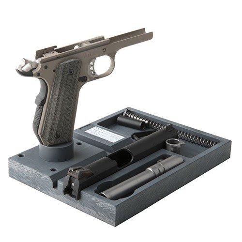 Present Arms 1911 Armorer Plate MP-1A Magazine Postilla ja Swivelilla on välttämätön jokaiselle 1911-ampujalle, mahdollistaen turvallisen puhdistuksen ja huollon.