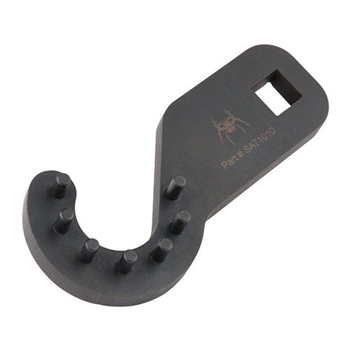 Spike's Tactical USGI 7-PIN Barrel Nut Wrench AR-15 on kestävä työkalu, joka sopii standardeille AR-15 barrel nut -pultille ja hyväksyy ½" -väännön.