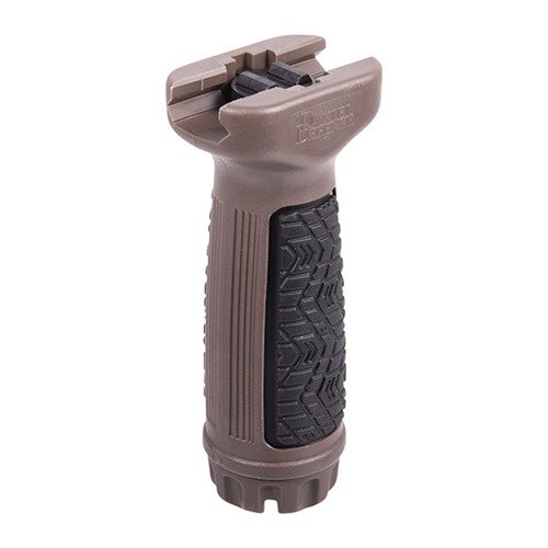 Daniel Defensein Picatinny Vertical Foregrip tarjoaa pehmeän otteen, parantaa hallintaa ja mukavuutta, sekä vesitiiviin säilytystilan Picatinny-raidoille.