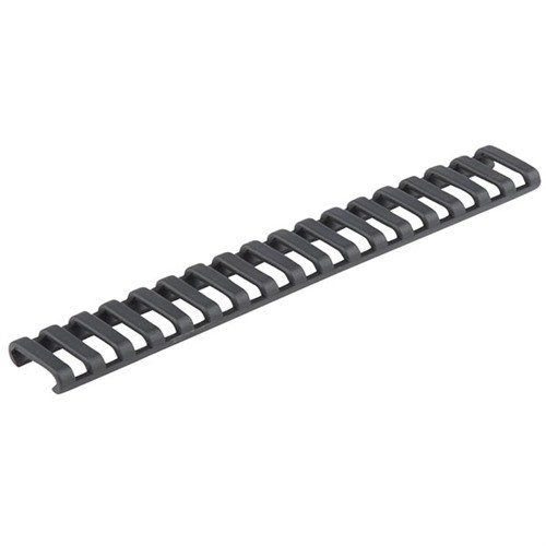 MAGPULin AR-15 Picatinny ladder rail panel parantaa otetta ja suojaa railia lialta, estäen teräviä reunoja vaurioittamasta varusteita.