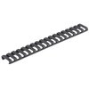 MAGPULin AR-15 Picatinny ladder rail panel parantaa otetta ja suojaa railia lialta, estäen teräviä reunoja vaurioittamasta varusteita.