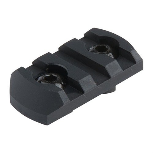 MAGPUL AR-15 PICATINNY M-LOK RAIL tarjoaa kestäviä alumiini- tai polymeri vaihtoehtoja, jotka mahdollistavat Picatinny lisävarusteiden kiinnittämisen M-LOK- kädensijoihin.