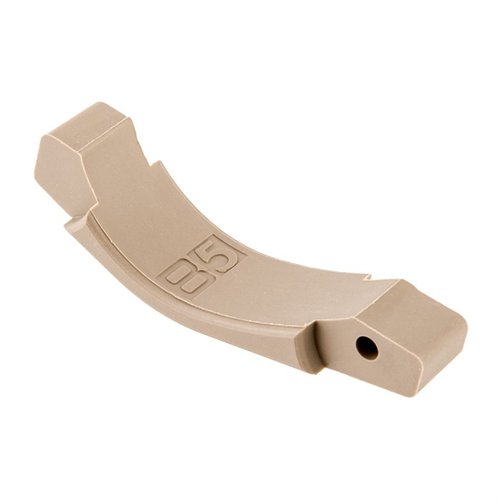 AR-15 Trigger Guard on B5 SYSTEMS tarjoaa suuren profiilin, joka mahdollistaa hansikkaiden käytön kylmässä säässä ja säilyttää alkuperäisen swing down -toiminnon.