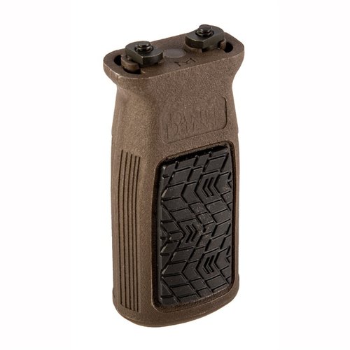 Daniel Defensein M-LOK Vertical Grip tarjoaa mukautuvan, kumipinnoitetun otteen, joka takaa erinomaisen pidon kaikissa sääolosuhteissa.