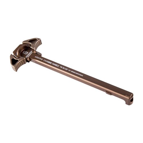 Geissele Airborne Charging Handle tarjoaa matalan profiilin, ambidextrous-käytön ja erinomaisen otteen, eikä se häiritse optiikkaa tai muuta varustusta.