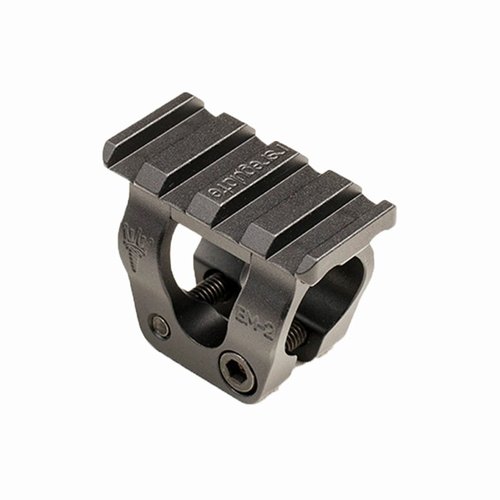 RS Regulate BM-2 AK-47 / Yugo Barrel Accessory Mount tarjoaa turvallisen kiinnityksen aseesi eteen, mahdollistaen valon tai laserin asennuksen ilman käsikahvan häiriöitä.