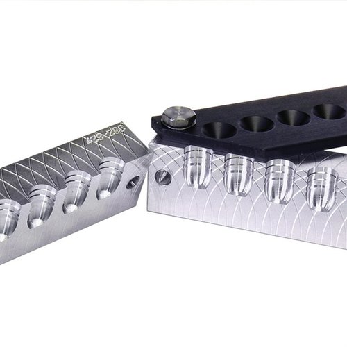 LEE PRECISIONin 6 CAVITY RIFLE BULLET MOLDS, 22 CALIBER (0.225") 55GR FLAT NOSE GC MOLD tarjoaa kestäviä alumiinimuotteja, jotka ovat ruosteenkestäviä ja helppokäyttöisiä.