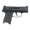 TALON Grips Sig Sauer P365: täydellinen peitto sivupaneeleille, peukalotukialueelle, liipaisimen suojan alle ja takapintaan, parantaen pitoa ja hallintaa.