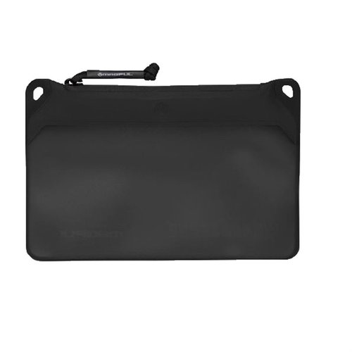 Magpul DAKA Pouch on suunniteltu järjestämään varusteet haastavissa olosuhteissa, ja siinä on vesitiivis YKK-vetoketju sekä läpinäkyvä ikkuna helpottamaan käyttöä.