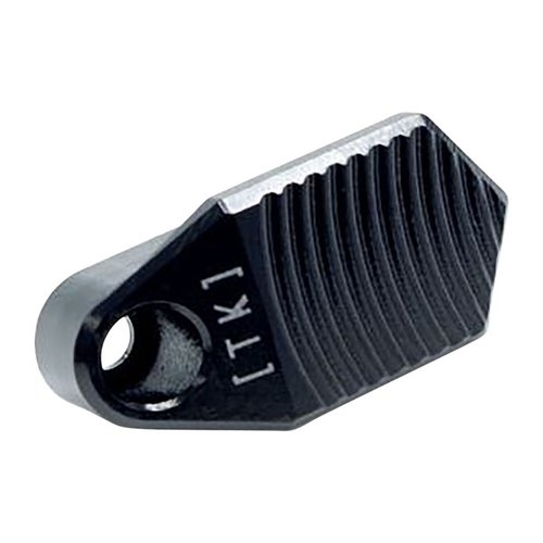 Titan Extended Magazine Release Ruger® PC Carbine™: korkeampi, leveämpi ja nopeampi nappi, syvät urat parantavat otetta ja nopeuttavat patruunavälin vaihtoa.