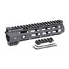 Midwest Industries Combat M-LOK Rail Handguard tarjoaa täysin vapaasti kelluvan rakenteen, seitsemän M-LOK-kiinnityspistettä ja jatkuvan Picatinny-railin.