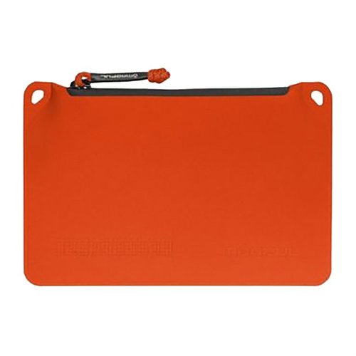 Magpul DAKA Pouch Small on suunniteltu organisoimaan varusteita, kestävä YKK AquaGuard® vetoketju, ja pitää tavarat kuivina kosteissa olosuhteissa.