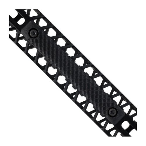 M-LOK PANEL 3 SLOT OPERATOR PATTERN tarjoaa erinomaisen otteen ridged cross-cut -tekstuurin ansiosta. Sopii 3 M-LOK-aukkoon ja on kompakti 120 mm pituudelta.