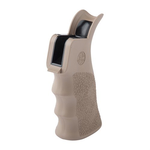 HOGUE AR-15 Overmolded Beavertail Grip tarjoaa ergonomiset sormiväliköt, ei-liukastuvan Cobblestone ™ -pinnan ja tuen käden verkkolle, saatavilla Desert Tan -värissä.