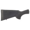 HOGUE:n OVERMOLDED SHOTGUN BUTTSTOCK tarjoaa kestävästä polymerista valmistetun, kumilla päällystetyn tukin, joka takaa erinomaisen pidon ja mukautuvan pituuden.