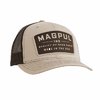 Magpul GO BANG trucker-hattu on mukava ja kestävä, mesh-taustalla, säädettävällä sulkimella ja brodeeratulla logolla, täydellinen valinta ulkoiluun.