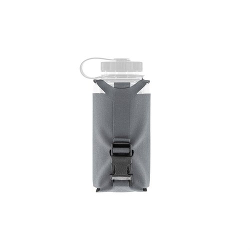 Spiritus Systemsin Nalgene® vesipullopussi on kevyt, muotoon sopiva ja turvallinen. Se kiinnitetään MOLLE-järjestelmään ja sisältää pullon vaihdon helpottavan vetonapin.