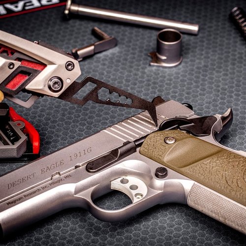 GUN TOOL AMP - 1911 on monipuolinen, itsensä säilyttävä työkalu, joka sisältää kaikki välttämättömät työkalut 1911-pistoolille kompaktissa muodossa.