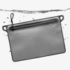 DAKA Waterproof Window Pouch on 100% vedenpitävä, siinä on kestävä YKK-vetoketju, läpinäkyvä ikkuna ja suuret karabiinikiinnityspisteet.