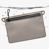 DAKA Waterproof Window Pouch tarjoaa 100 % vedenpitävän suojan, helppokäyttöiset YKK-vetoketjut ja läpinäkyvän ikkunan sisällön tunnistamiseen.
