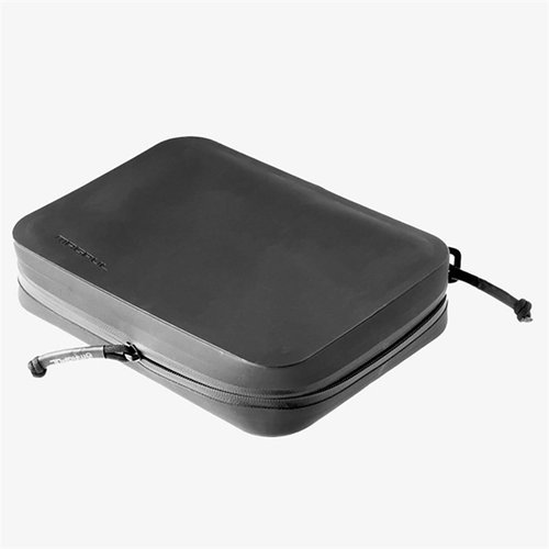 DAKA Large Utility Organizer on kestävä ja säänkestävä säilytyskotelo, jossa on runsaasti tilaa tärkeille varusteille sekä kätevä YKK AquaGuard vetoketju.