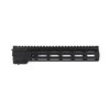SXT-sarjan M-LOK käsikahva on helppo asentaa, siinä on 7-puolinen M-LOK® kiinnitys, ambidextraalinen QD-piste ja tyylikäs, viistetty etureuna.