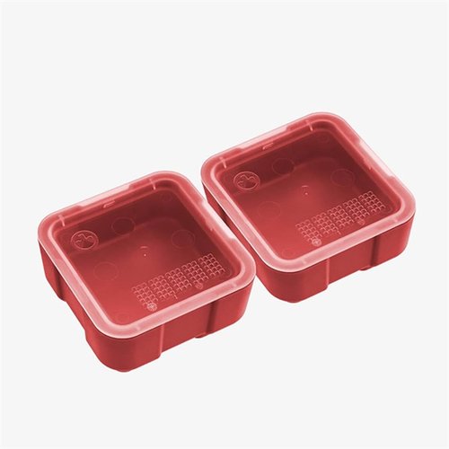 DAKA Bins 2-pack tarjoaa kestävät, läpinäkyvät säilytysratkaisut, jotka lukittuvat DAKA GRID -paneeleihin ja ovat pinottavissa työpöydällä.