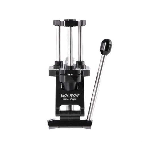 L.E. WILSONin SINGLE STATE RELOADING PRESS on tarkka ja kestävä yksivaiheinen leimauslaite, joka hyväksyy useimmat 7/8"-kuula- ja kuula-työkalut.