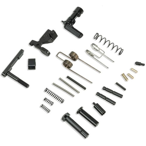 AR-15 LOWER PARTS BASIC BUILD KIT sisältää kaikki tarvittavat osat AR-15 alarungon kokoamiseen, lukuun ottamatta valitsemaasi hammeria ja triggeriä.