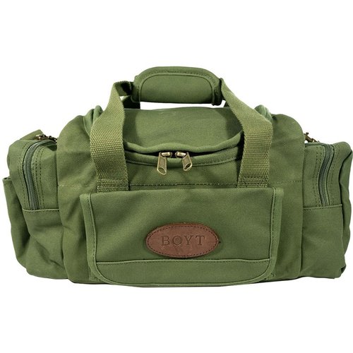 BOYT HARNESSin SIGNATURE SERIES CANVAS SPORTING CLAYS BAG on valmistettu vahasta kankaasta, jossa on tilaa 8 haulikkopakkaukselle ja useita lisätaskuja.