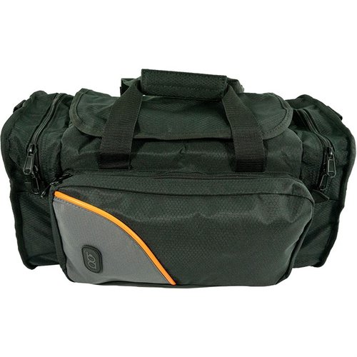 BOB ALLEN CLUB SERIES RANGE BAG on kestävä ripstop-nylon, jossa pehmustetut taskut pistooleille, suojalasit ja korvatulpat, sekä säädettävä olkahihna.