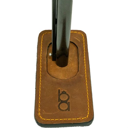 BOB ALLEN MAGNETIC BARREL PROTECTOR suojaa aseesi piippua kosteudelta ja roskilta, magneettinen kiinnitys, kestävä nahkarakenne ja ommeltu reuna.