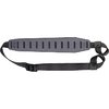 THE QUAKE CLAW 2.0 SLIP-ON SHOTGUN SLING tarjoaa erinomaisen mukavuuden, ei liukuvaa padiä, kestävä ja hajunkestävä rakenne ilman kiinnityspisteitä.