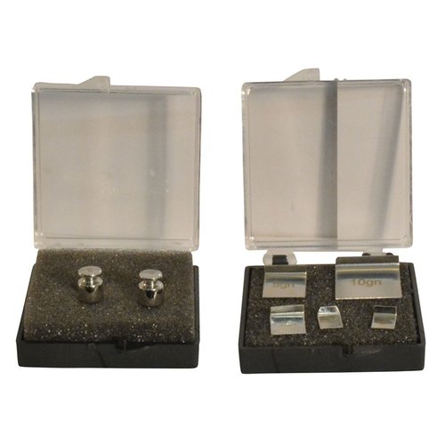 RCBS Standard Scale Check Weight Set varmistaa vaakojen tarkkuuden, mikä on kriittistä turvallisille ja johdonmukaisille latauksille. Mukana useita tarkkuuspainoja.