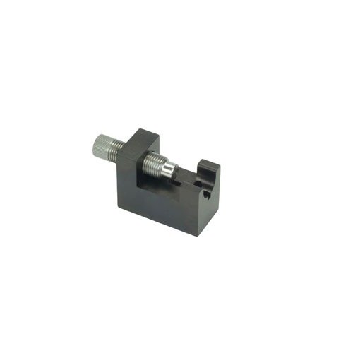 SINCLAIR AR-15 Bolt Vise helpottaa AR-15 -pultin purkamista ilman osien katoamista, kompressoi ejectorin ja mahdollistaa helpon osien vaihdon.